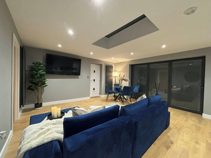 Living area 3, Sheffield-apartment-sleeps4-parking-hottub, Rotherham