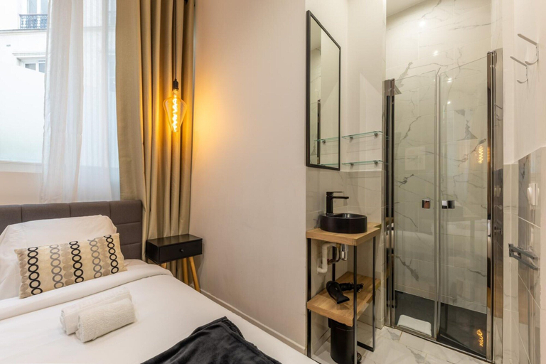 Bathroom 2, Apartment Centre de Paris Sacre Coeur, Paris