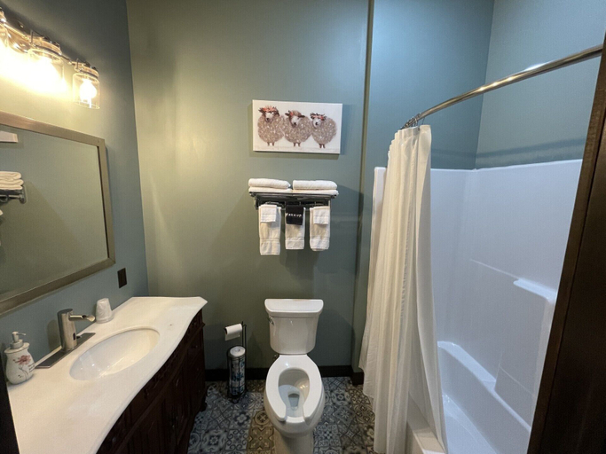 Bathroom 3, Nome Schoolhouse Inn and Event Center, Barnes