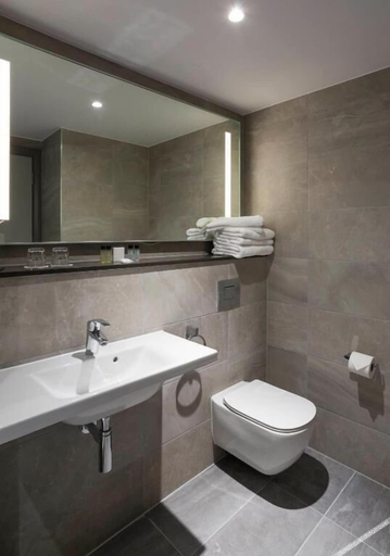 Bathroom 4, Maldron Hotel Merrion Road, Dublin