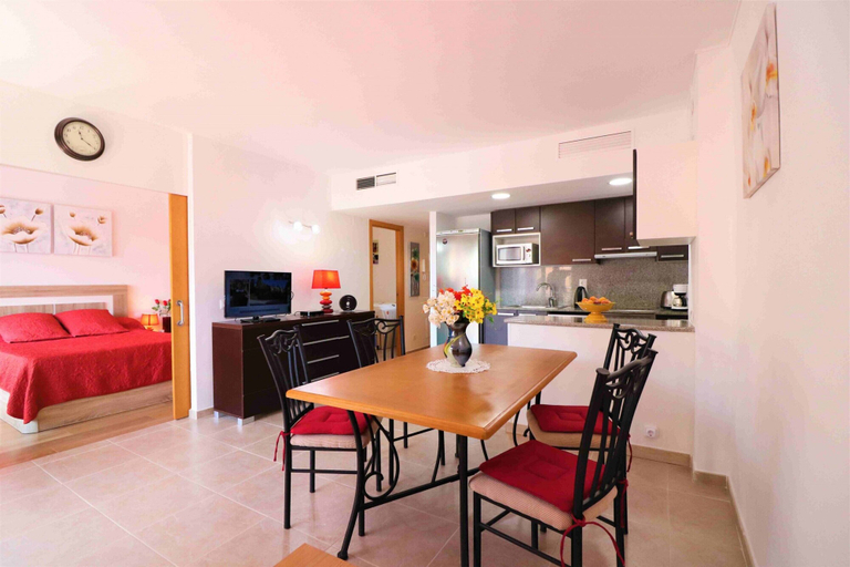 Dining 5, Pretty Apartment With Balcony, Girona