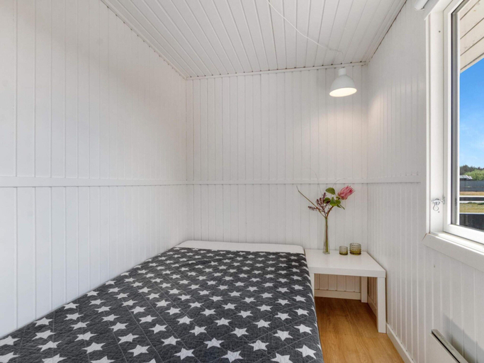 Bedroom 4, 5 Star Holiday Home in Lokken, Hjørring