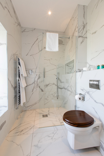 Bathroom 5, Silken Thomas Accommodation