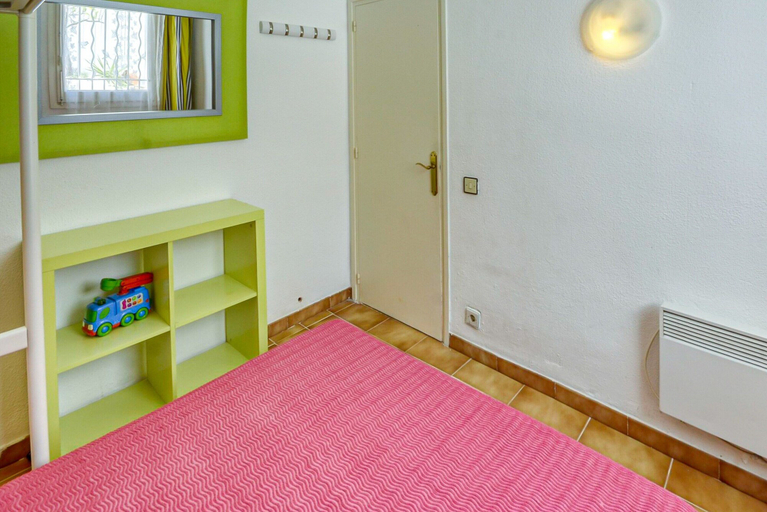 Room 3, House in Rosas With Waterfront & Beach Nearby, Girona
