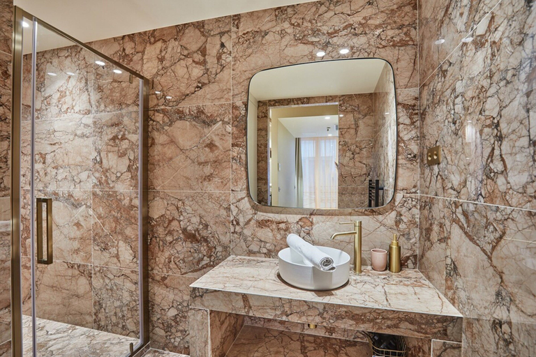Bathroom 5, Sublime apartment Rue Royale/Madeleine, Paris