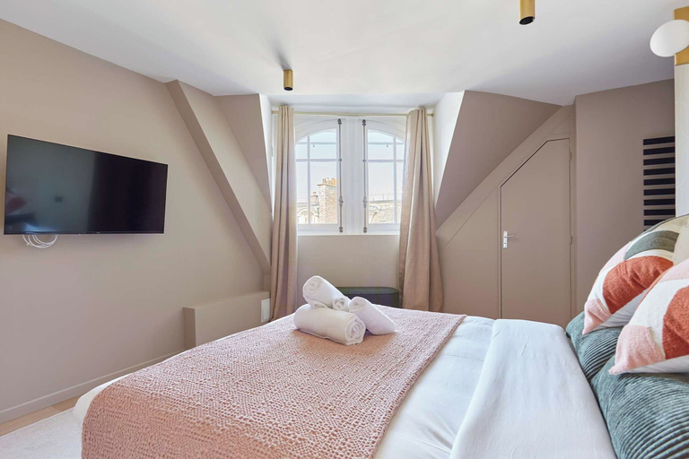 Room 5, Sublime Duplex Arc de Triomphe/ Trocadero, Paris
