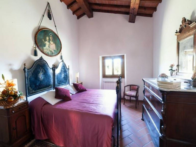 Room 5, Farmhouse in Tuscany With Pool and Valley Views, Arezzo