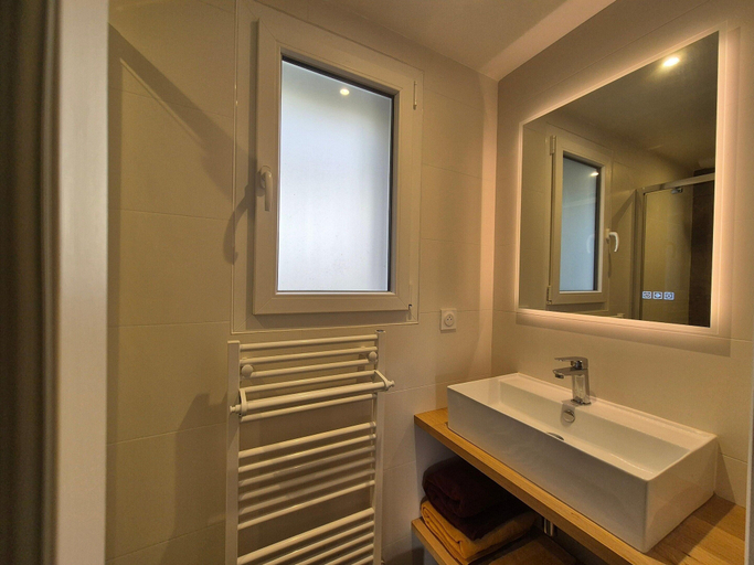 Bathroom 5, Nice Holiday Flat, 100 m From the Beach, Erquy, Côtes-d'Armor