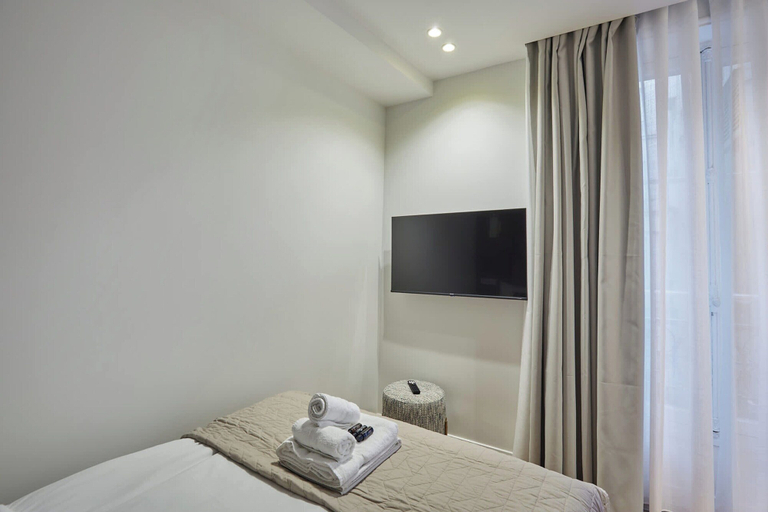 Others 5, Two-bedroom Flat in Central Paris, Paris