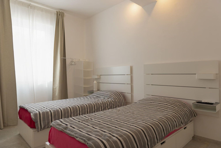 Room 3, Villa Near Cisternino With Pool and Orchard, Brindisi