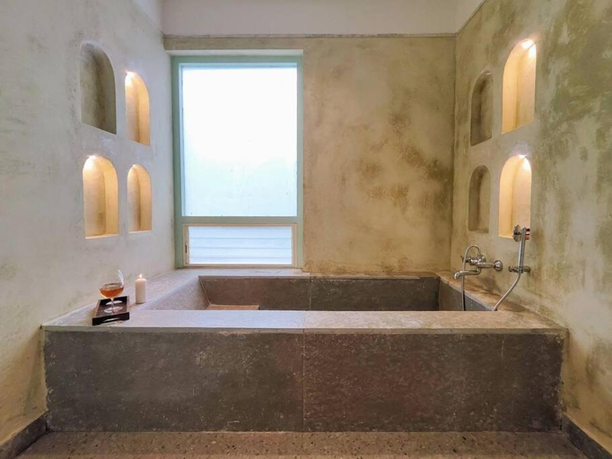 Bathroom 5, Re's, North Goa