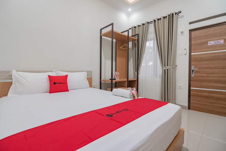 Bedroom 1, RedDoorz Syariah @ Boemi Guesthouse Tasikmalaya, Tasikmalaya