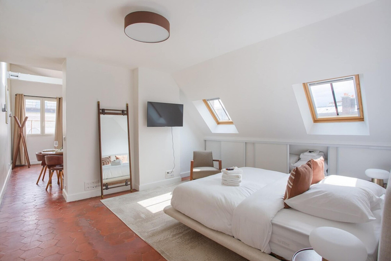Room 5, Superb Flat Ave Montaigne With Eiffel Tower View, Paris
