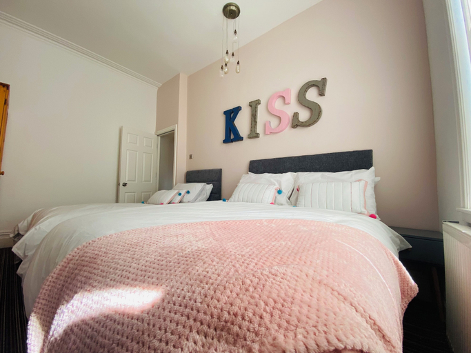 Room 3, Blackpool - 4 Beds - Sleeps 9 - Pet Friendly, Blackpool