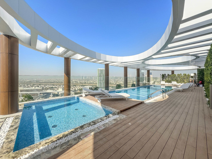 Room 2, High-end Studio With Rooftop Pool and gym, Dubai