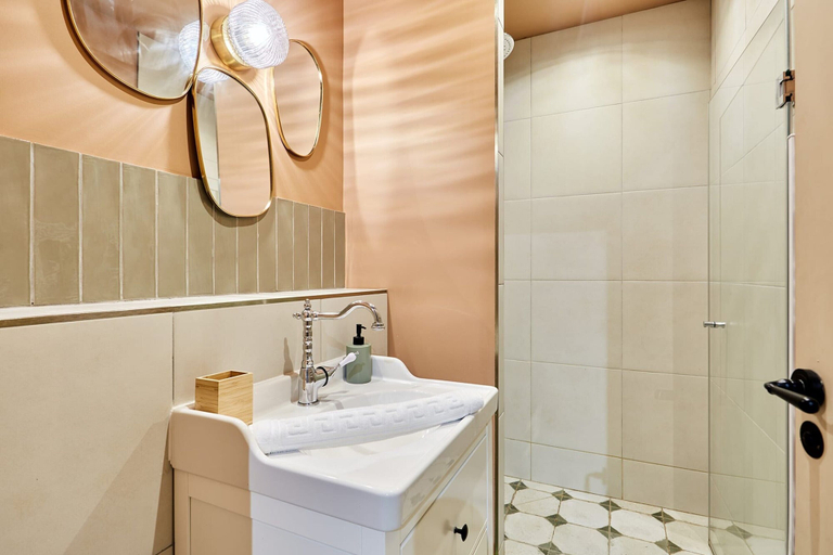 Bathroom 2, Charmant Duplex 1 Chambre Centre de Paris, Paris