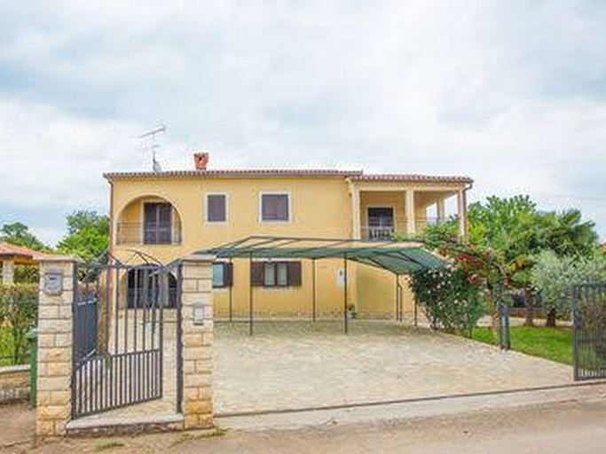 Exterior 4, Graceful Apartment With Barbecue Area, Poreč