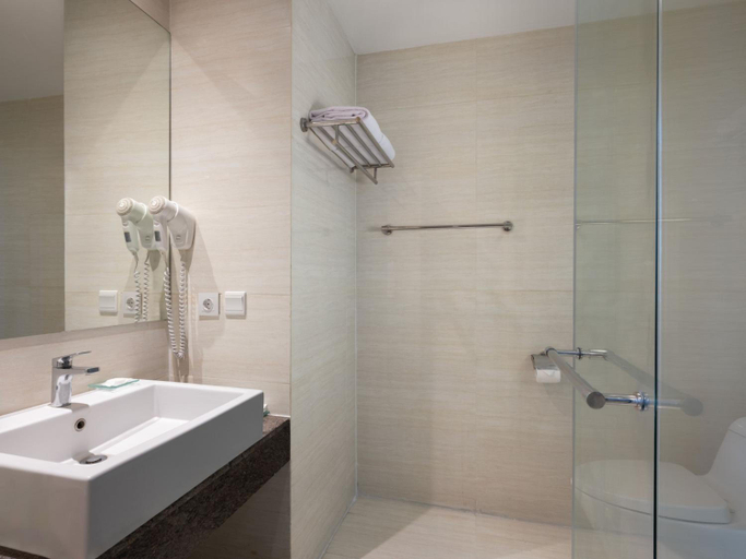 Bathroom 5, Hotel Santika Premiere Gubeng Surabaya, Surabaya