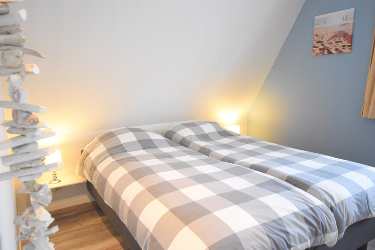 Room 3, Holiday Home in North Holland Near Beach, Zijpe