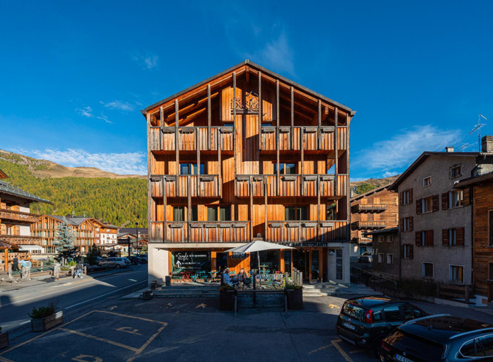 Exterior & Views