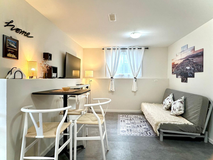 Others 4, 2BR 1BA Garden View Guest Suite - King-size Bed - Free Parking, Greater Vancouver
