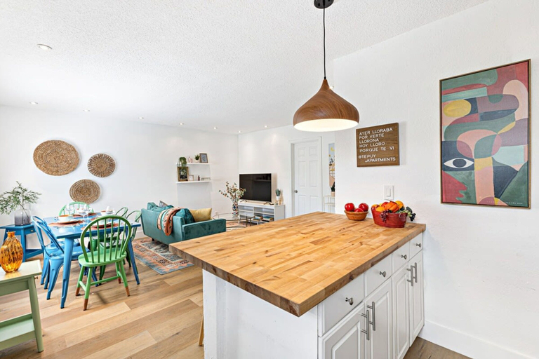 Room 5, Stylish 2 BR condo - close to Riverwalk, Broward