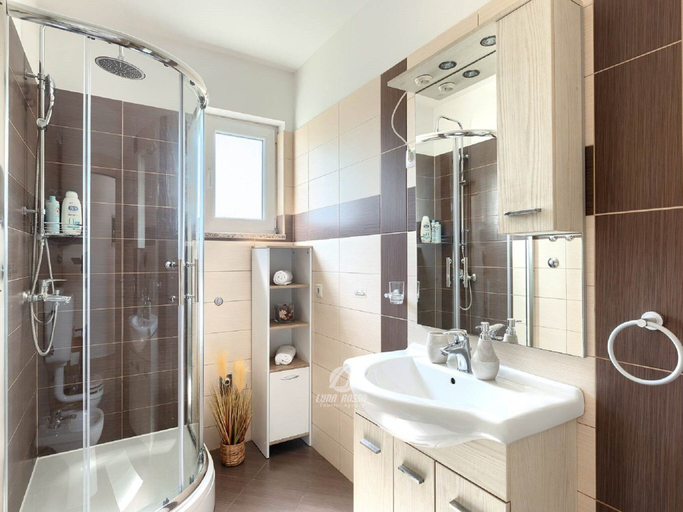 Bathroom 3, Villa in Galizana With Bubble Bath, Vodnjan