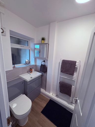 Bathroom 5, Central Chelmsford 2-bed Apt, 5 Mins to Station, Essex