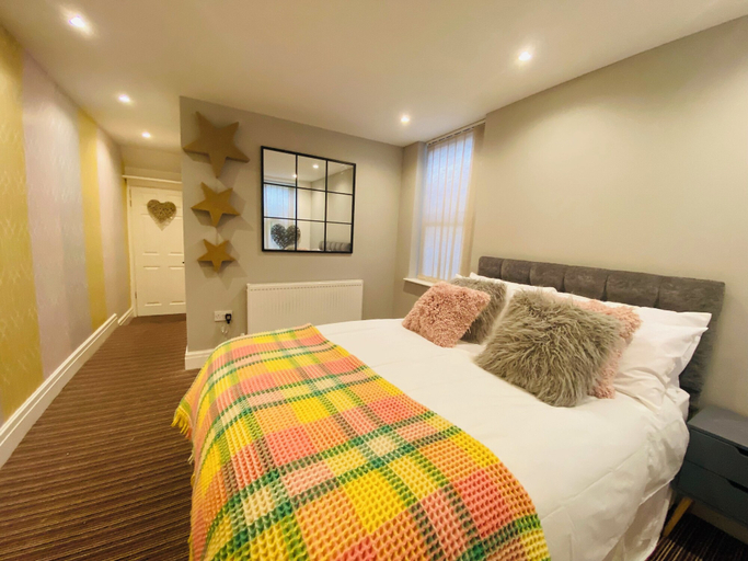Room 4, Blackpool - 4 Beds - Sleeps 9 - Pet Friendly, Blackpool