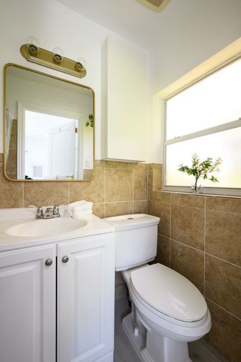 Bathroom, Bright Comfortable Apt in Victoria Park, Broward