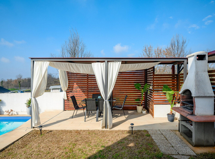 Exterior 2, Beautiful Apartment With Parking Space, Poreč