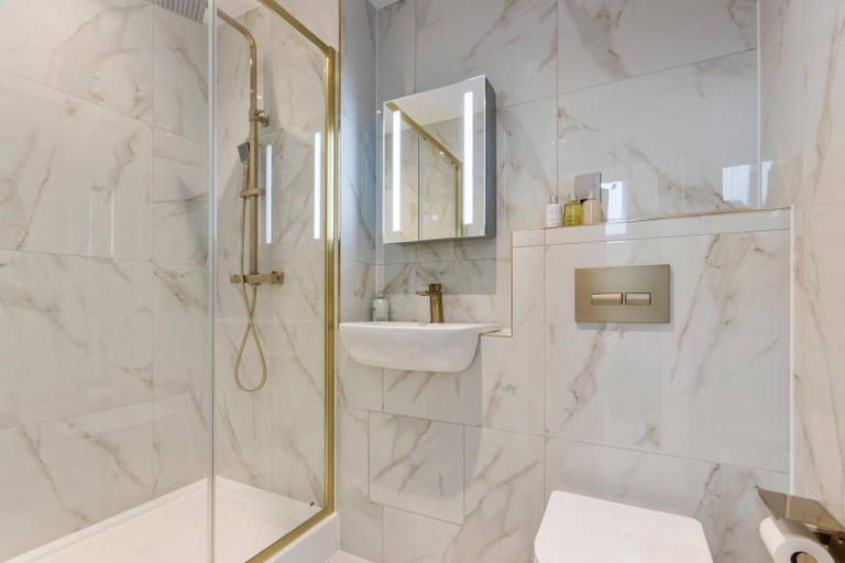 Bathroom 4, F8 Leatherhea, Surrey