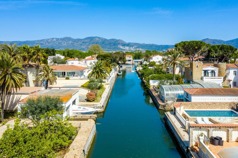 View from property 3, Beachside Stay w/ Pools, Girona