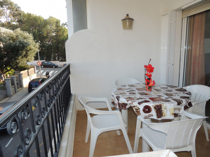 Balcony 2, Cozy Apartment With Furniture, Girona