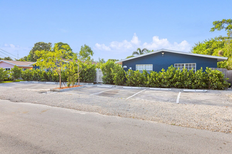 Room 2, Stylish 2 BR condo - close to Riverwalk, Broward
