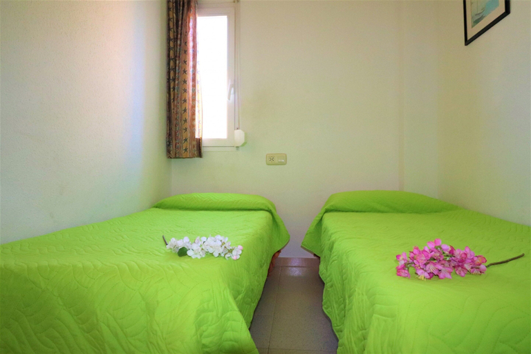 Room 4, Apartment in Roses Near Sandy Beach, Girona