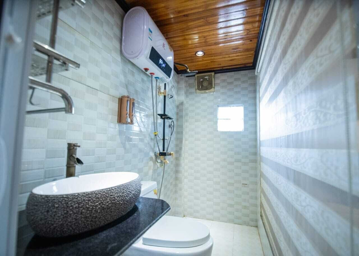 Bathroom, Nammavong Guesthouse, Chomphet