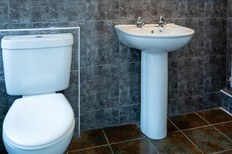Bathroom 2, 3br-7guests-freeparking-pets-towncentre, Stoke-on-Trent