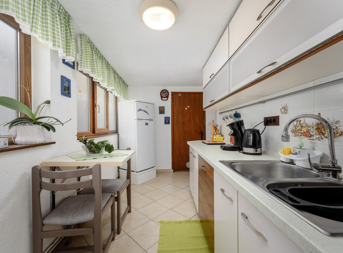 Private kitchen 4, Pretty Apartment With Balcony, Poreč