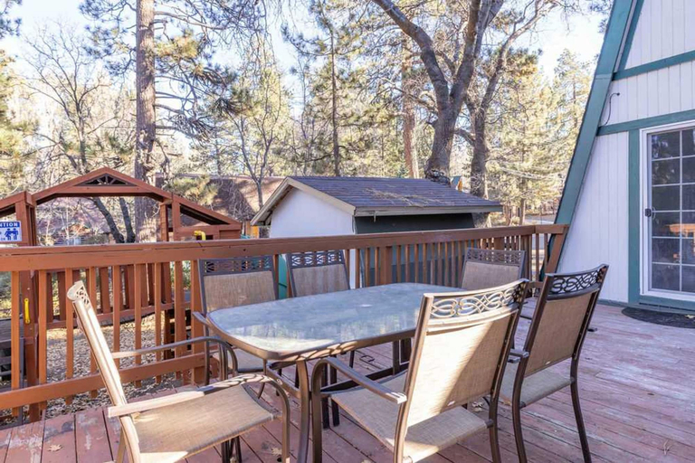 Room 2, Blissful Mountain Cabin hot tub Fire pit More, San Bernardino