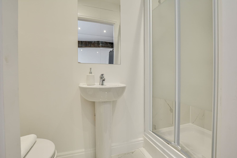 Room 2, Host Stay Canalside Lofts Apartment, Lancashire