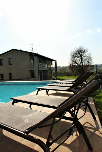 Pool 4, Apartment in Iseo Near Seabeach, Brescia