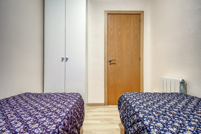 Room 2, Beachfront Apartment with Terrace Views, Girona