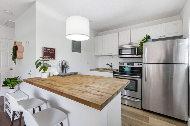 Room 4, Stylish 2 BR Condo - Free Parking on Premises, Broward