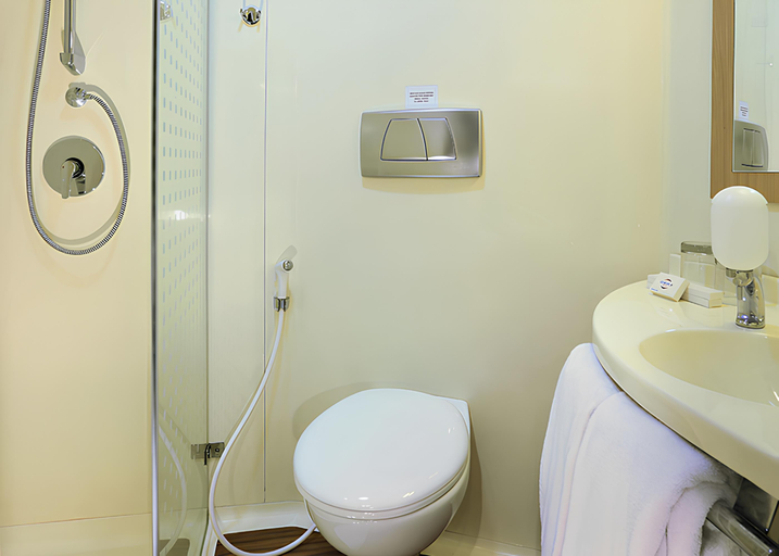 Bathroom 5, Cordela Hotel Cirebon, Cirebon