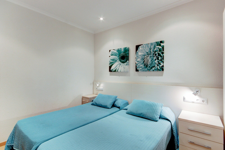 Room 3, Apartment in Roses With Beachfront View, Girona