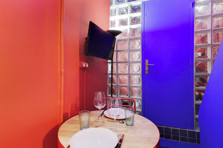 Dining, Cosy, Colourful Studio for 2 - Heart of "marais", Paris