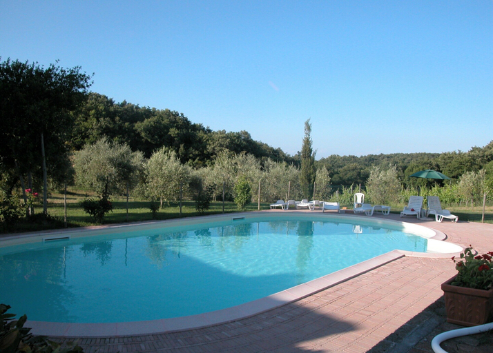 Pool 5, Apartment in Guasticce With Shared Pool, Livorno