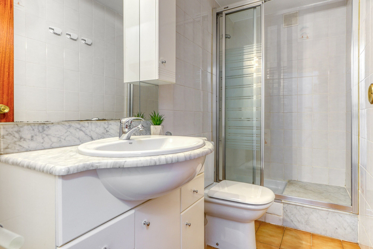 Bathroom, Apartment in Rosas Near Platja de Sta Margarida, Girona