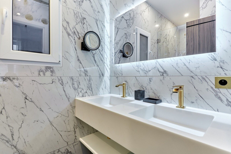 Bathroom 3, Magnificent and new Studio Louvre - Palais Royal, Paris